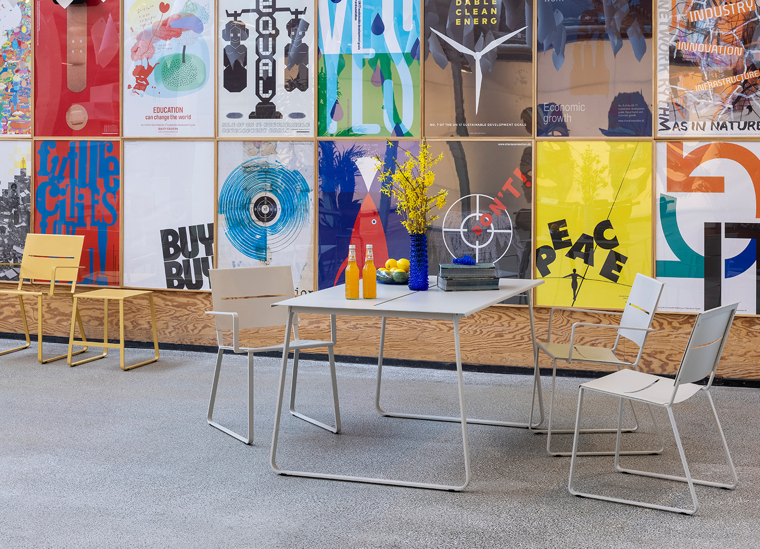 Teräs Table and Seating