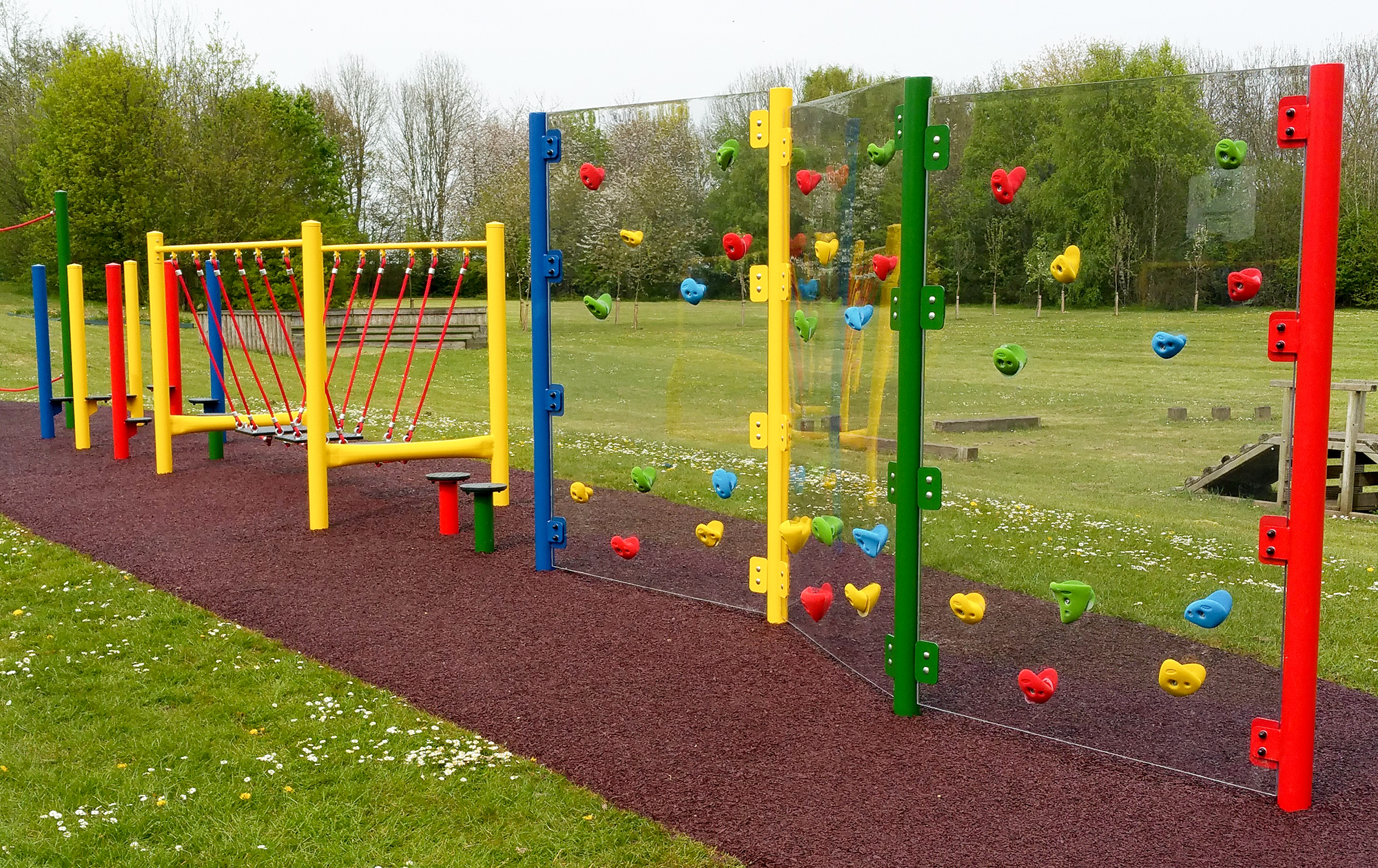 Transparent Traverse Wall