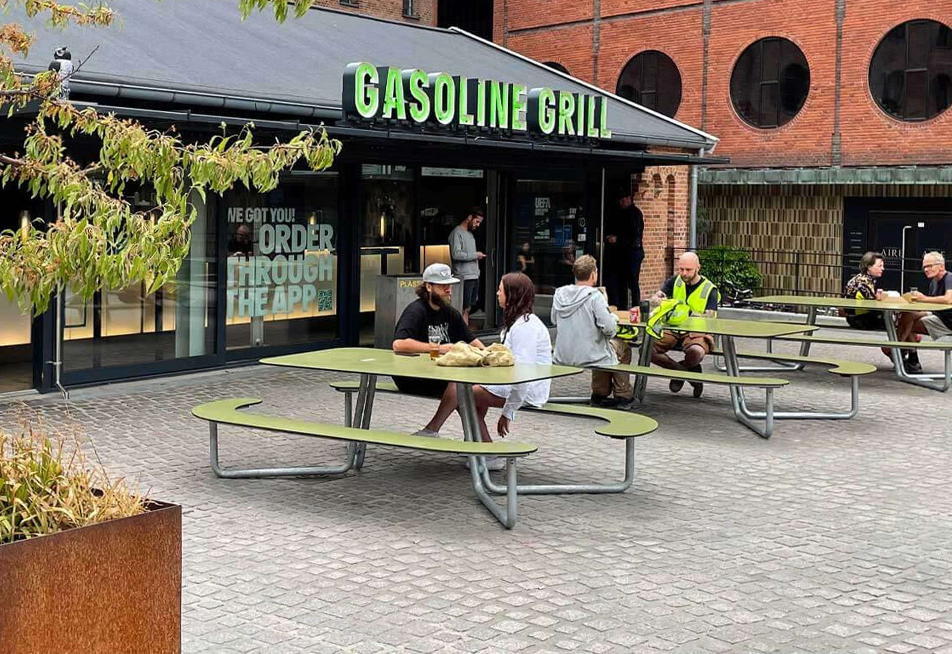 Tables & Picnic Benches