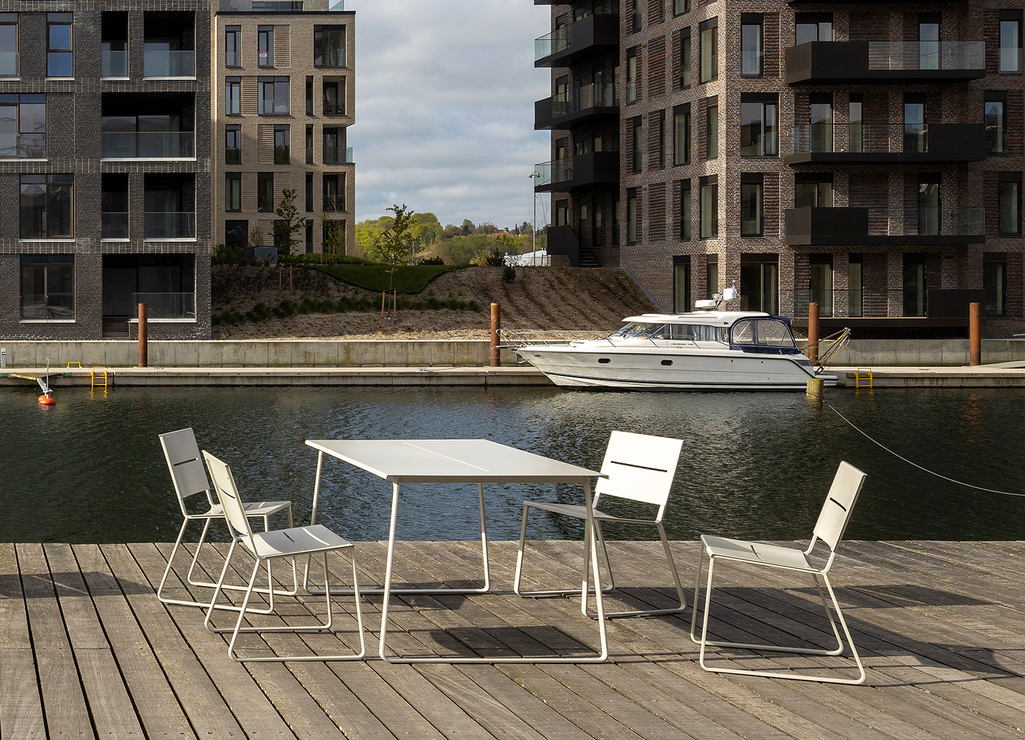 Teräs Table and Seating