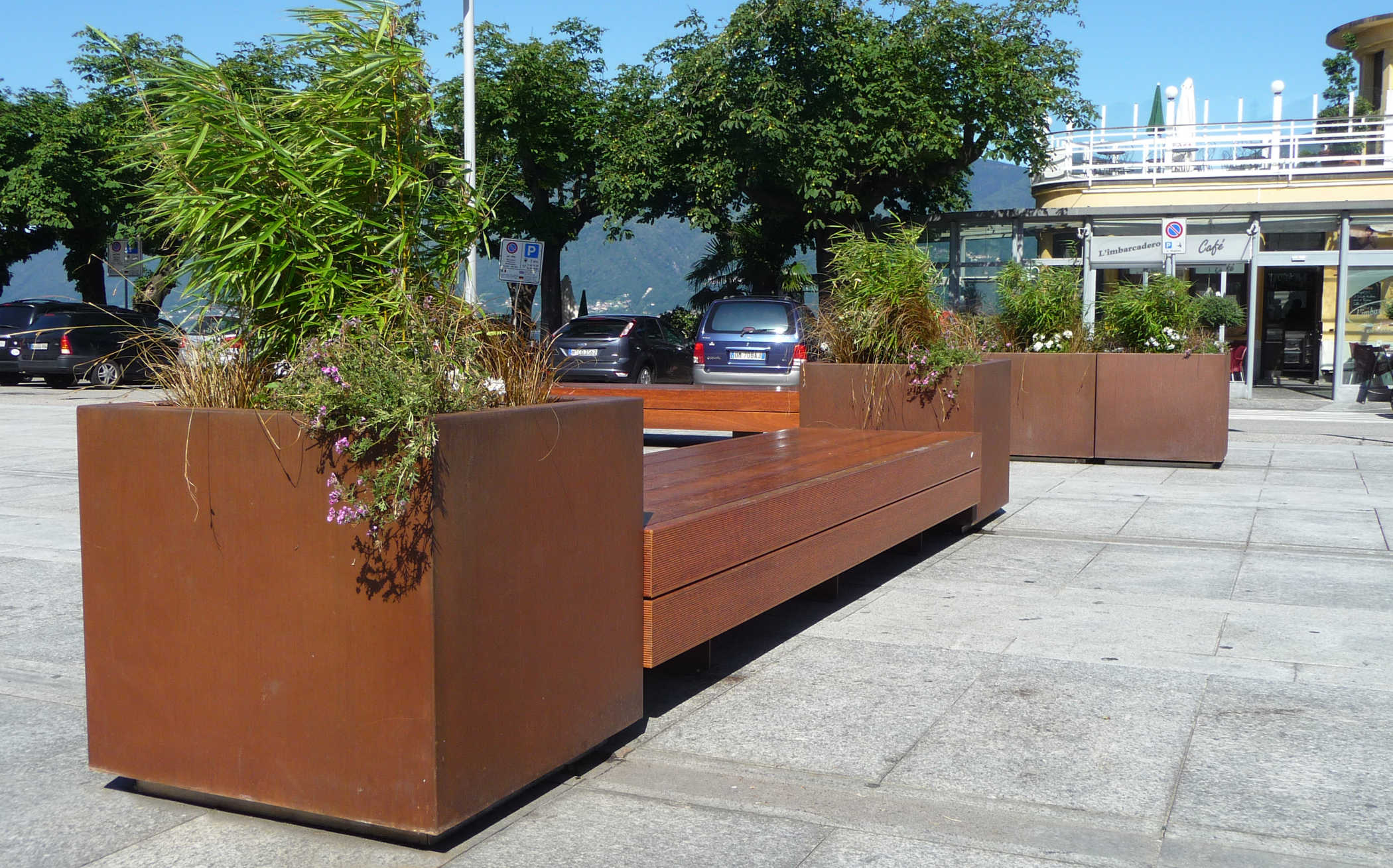 Dahlia Planter