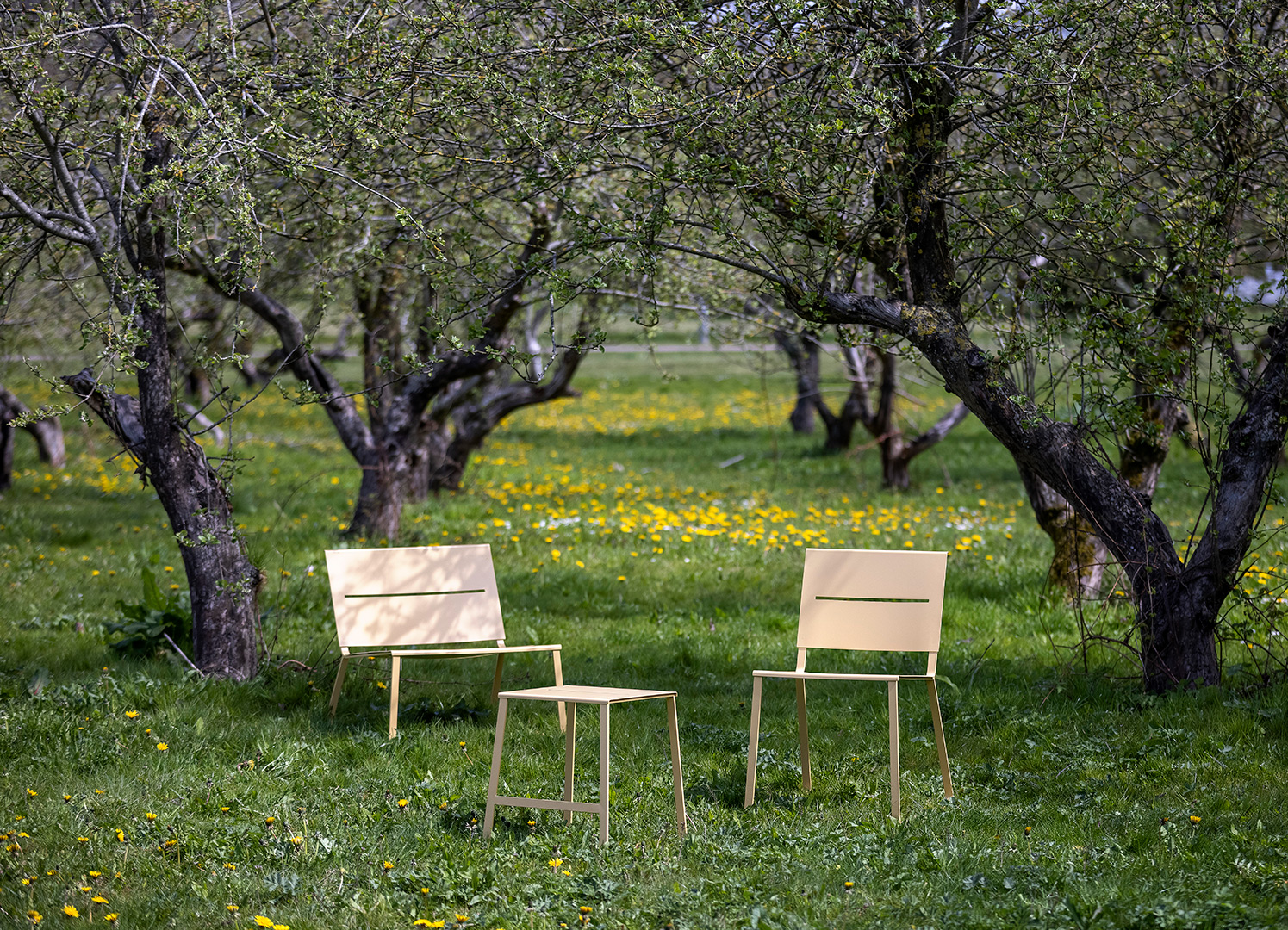 Teräs Table and Seating