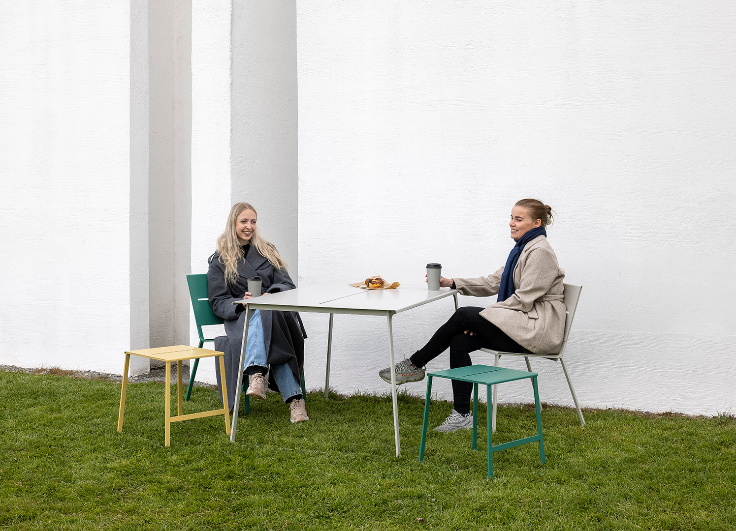 Teräs Table and Seating