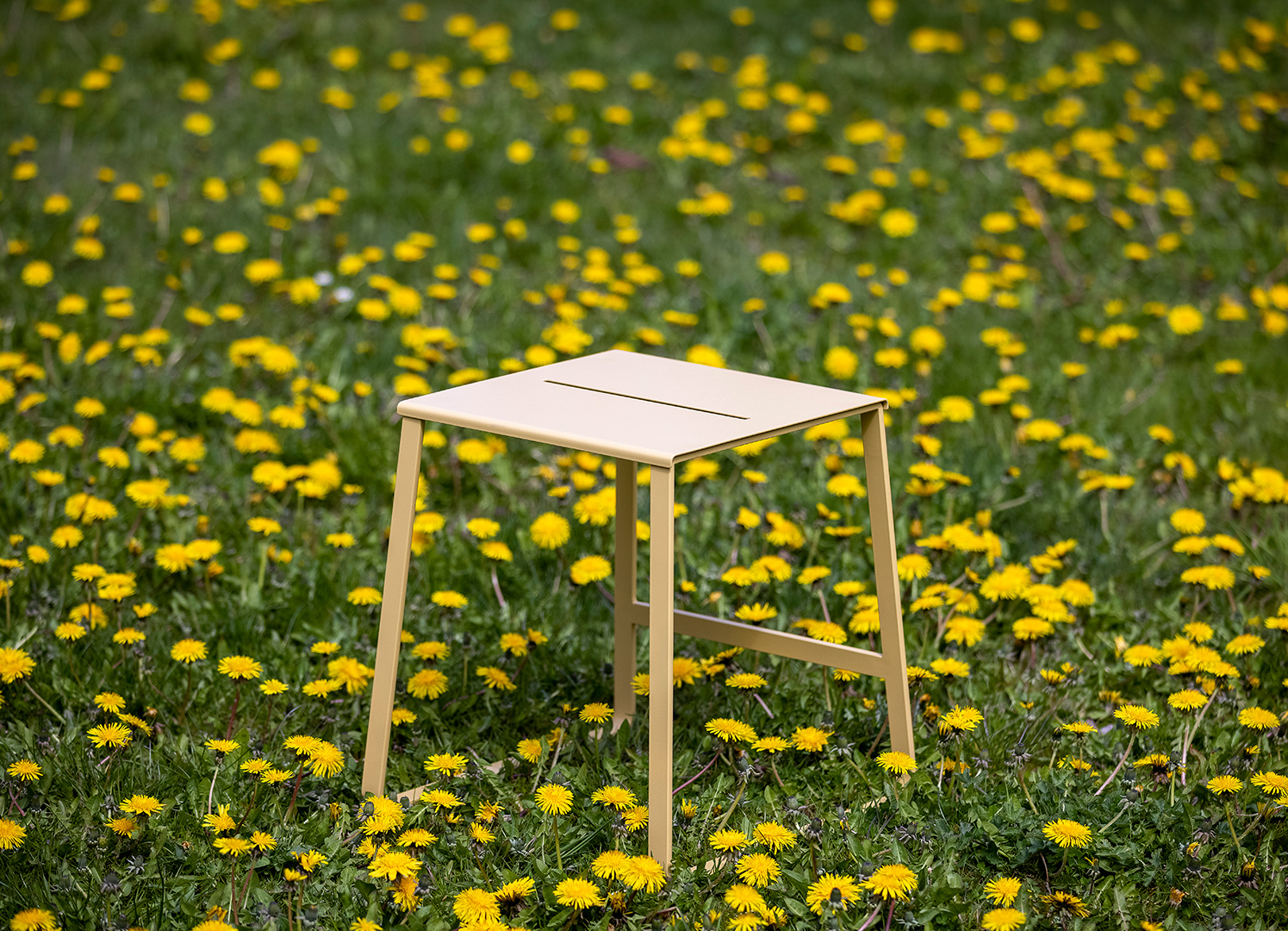 Teräs Table and Seating